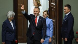El ultra Nawrocki asume la presidencia de Polonia dispuesto a dar batalla a Tusk