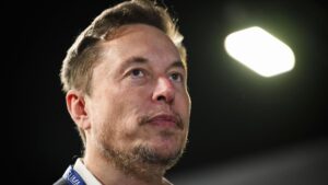 Elon Musk tomará acciones legales contra Apple por favorecer a ChatGPT