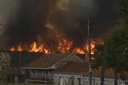 Incendio forestal se acerca a Vilela, a 15 de agosto de 2025, en Vilela, Cualedro, Monterrei, Ourense, Galicia (España). Galicia ha activado nuevamente el sistema ES-Alert de notificaciones en teléfonos móviles para aconsejar a los habitantes de más de 30 municipios en la provincia de Ourense que permanezcan en sus casas. La Xunta anticipa una jornada con una situación meteorológica complicada, debido a la previsión de vientos provocados por la piroconvección, capaces de generar ráfagas intensas y tormentas secas.