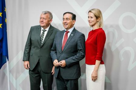 (L-R) Denmarks Foreign Minister Lars Loekke Rasmussen, Spain's Foreign Minister José Manuel Albares Bueno and EU High Representative of Foreign Affairs and Security Policy, Kaja Kallas pose before the informal EU Foreign Ministers meeting in Forum, Copenhagen, on August 30, 2025. (Photo by Emil Nicolai Helms / Ritzau Scanpix / AFP) / Denmark OUT