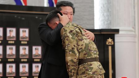 Kim Jong Un recibe con honores los féretros de soldados norcoreanos que combatieron en Rusia