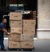 Un repartidor con una carretilla, a 10 de mayo de 2023, en Barcelona, Catalunya (España). El número de parados registrados en las oficinas de los servicios públicos de empleo bajó en 73.890 personas en abril en relación al mes anterior (-2,6%) impulsado por el descenso del desempleo en el sector servicios por las contrataciones para la Semana Santa, según datos publicado el jueves 5 de mayo por el Ministerio de Trabajo y Economía Social.