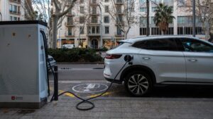 La venta de coches mantiene el ritmo en julio, con un tirón del 155% en electrificados