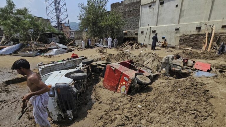 Las lluvias del monzón en Pakistán dejan más de 350 muertos en 48 horas