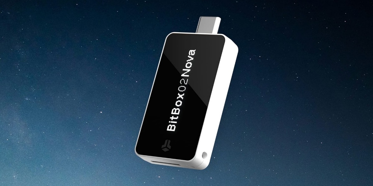 Wallet BitBox02 Nova en forma de pendrive.
