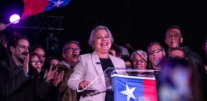 Los comunistas chilenos resucitan a Raffaella Carrà como su icono político