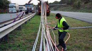 Los gigantes mundiales de la inversión se lanzan a por la fibra óptica española