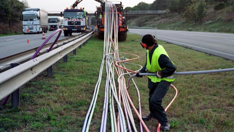 Los gigantes mundiales de la inversión se lanzan a por la fibra óptica española