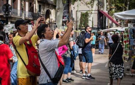 28 - 07 - 2025 / Barcelona / Turistas asiáticos toman fotos en la rambla / Foto: Llibert Teixidó