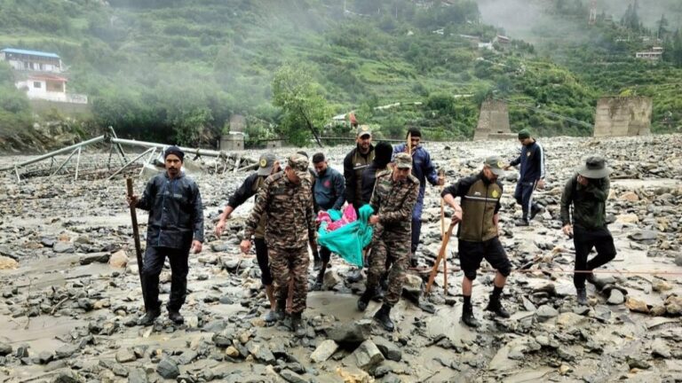 Más de un centenar de desaparecidos tras una riada súbita en el Himalaya indio