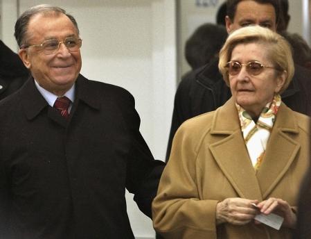 El entonces presidente Ion Iliescu y su mujer Nina en una imagen de octubre del 2003