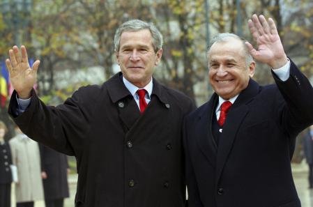 Los entonces presidentes Ion Iliescu y George Bush en Bucarest, en el 2002