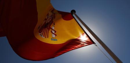 Una bandera de España ondea en una exhibición de la Infantería de Marina de Madrid con motivo del Día de las Fuerzas Armadas, en la explanada del Puente del Rey en Madrid Río, a 11 de junio de 2022, en Madrid (España). Las Fuerzas Armadas exponen durante el fin de semana una muestra de sus unidades. Durante el evento tiene lugar una exposición de materiales, diversas exhibiciones de combate o de diversas unidades caninas, de desactivación de explosivos, conciertos de música militar y demás actividades. Además, muchas unidades exponen embarcaciones, carros de combate o piezas de artillería.