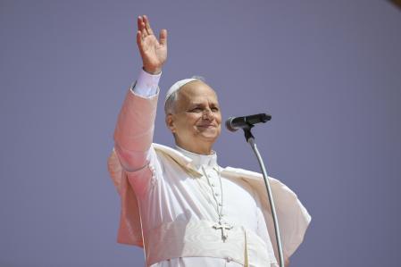 Rome (Italy), 03/08/2025.- A handout picture provided by the Vatican Media shows Pope Leo XIV during a Holy Mass on the occasion of the Jubilee of Youth, at Tor Vergata in Rome, Italy, 03 August 2025. (Papa, Italia, Roma) EFE/EPA/VATICAN MEDIA HANDOUT HANDOUT EDITORIAL USE ONLY/NO SALES