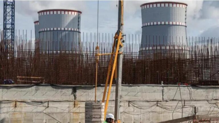 Un ataque con drones ucranianos provoca incendios en la planta nuclear de Kursk y una petrolera rusa