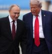La reunión de Anchorage (Alaska) entre el presidente de Estados Unidos, Donald Trump, y su homólogo ruso Vladímir Putin, marcada desde antes de empezar por la ausencia del presidente ucraniano, Volodímir Zelenski, giró en torno a lograr un alto el fuego Ucrania. Tras casi tres horas de encuentro, esa meta se hizo inalcanzable. A pesar del alarde y toda la parafernalia , el resultado fue pura frustración, reflejada en la cara de un Trump que, en un síntoma de su derrota, cerró su comparecencia junto a su invitado sin aceptar preguntas. Las expectativas fueron al alza al ver que el encuentro se prolongaba y Trump había dicho que en un par de minutos ya habría visto por donde iban las cosas y si no estaban bien, se levantaría. Le llevó mucho más tiempo.