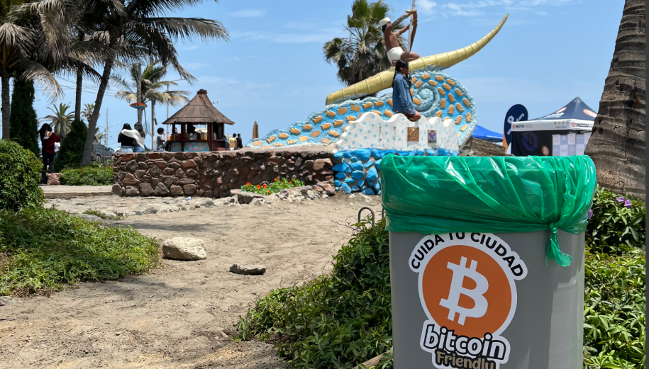 Un logo de bitcoin en un cesto de basura en la ciudad peruana de Huanchaco.