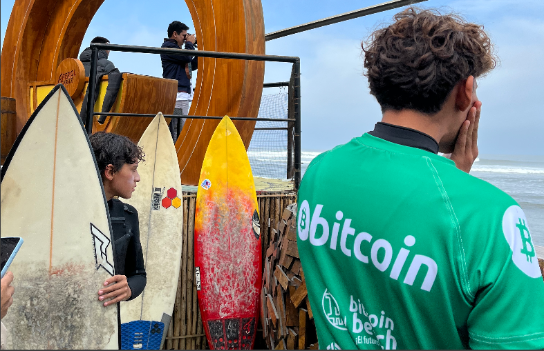 jovenes surfistas con camitas de bitcoin en Huanchaco, Perú.