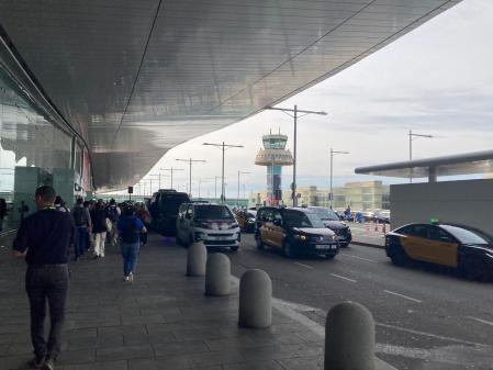 Fachada principal de la T1 con la antigua torre de control al fondo; Aena derribará la torre para desplazar la fachada