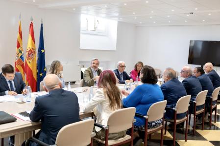 El presidente de Aragón, Jorge Azcón, preside la reunión celebrada hoy con representantes del sector porcino en la comunidad