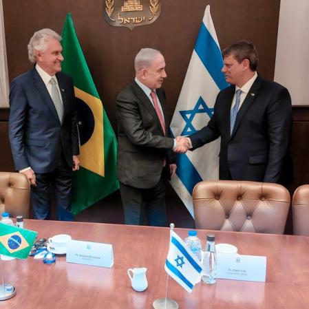 El gobernador de Sao Paulo, Tarcisio de Freitas (derecha, corbata azul) con Benjamin Netnayahu y Ronaldo Caiado en TelAviv el martes
