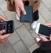 Jóvenes utilizando sus teléfonos móviles