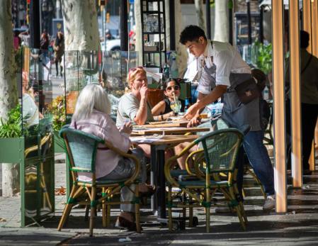 Un camarero en un bar de Barcelona