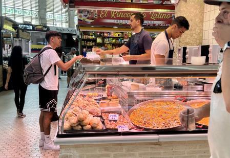 Una de las paradas de paellas y bocadillos que han abierto en el Mercat Central.