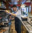 MADRID, 10/01/2025.- Un camarero prepara un café en una cafetería en Teruel, este viernes. Asturias, La Rioja y Aragón son las comunidades autónomas con un mayor incremento de precios en restauración en lo que va de año, un periodo en el que, comparado con los ejercicios anteriores, las tarifas se han encarecido menos y pueden haber 