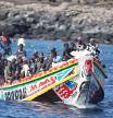 Llegada de un cayuco con unas 170 personas migrantes a bordo al puerto de La Restinga, en la isla de El Hierro