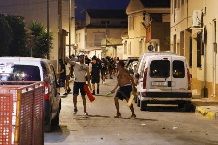 Varias personas durante los altercados en Torre Pacheco, a 12 de julio de 2025, en Torre Pacheco, Murcia (España). Tras una noche de altercados, la Guardia Civil ha arrestado a una persona y cinco han resultado heridas leves. Los hechos han desencadenado tras la agresión a un anciano el pasado 9 de julio.