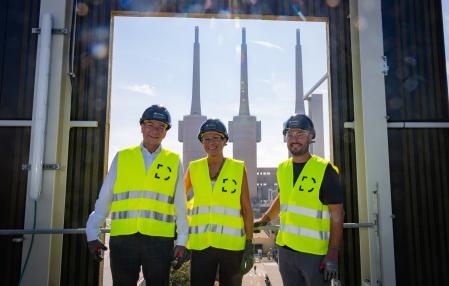 La alcaldesa de Sant Adrià, Filo Cañete, flanqueada por Robert Assink (izq), durector general de Digital Realty y el concejal de Territorio .