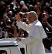 El Papa León XIV recorre la plaza de San Pedro en Papamóvil por primera vez antes de la misa de inicio de su Pontificado, a 17 de mayo de 2025, en Ciudad del Vaticano. Con esta ceremonia se marca el inicio del ministerio petrino del estadounidense Robert Prevost, el Papa León XIV. Prevost se convierte así en el 267 Pontífice de la Iglesia tras el fallecimiento el pasado 21 de abril del Papa Francisco. Se espera la presencia de más de 150 delegaciones internacionales y cerca de 200.000 fieles.