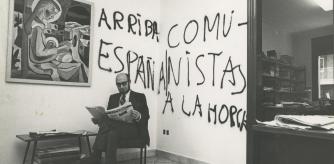 Llorenç Gomis en la redacción de El Ciervo tras el ataque perpretado por un grupo nazi en julio de 1973