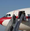 El presidente del Gobierno de España, Pedro Sánchez (i), baja del avión presidencial, Falcon, a su llegada al Aeropuerto Internacional Mohammed V, a 1 de febrero de 2023, en Rabat (Marruecos). Sánchez viaja a Marruecos para participar en la XII Reunión de Alto Nivel Marruecos-España, que comienza hoy y termina mañana. Desde el Gobierno de España no dudan en tachar de histórica la cita, que llega después de ocho años sin una Reunión de Alto Nivel (RAN), y ensalzan el camino recorrido en el último año, después de que el Ejecutivo respaldara el plan de autonomía marroquí para el Sáhara. Se prevé que esta cita permita sentar unas bases sólidas en la relación entre España y Marruecos que permitan que las recurrentes crisis entre ambos países queden en el olvido.
01 FEBRERO 2023;CUMBRE HISPANO MARROQUÍ;DIPLOMACIA;POLÍTICA EXTERIOR;
D.Zorrakino.POOL / Europa Press
01/02/2023