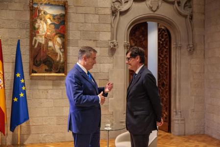 Jordi Juan director de 'La Vanguardia', conversa con el president de la Generalitat, Salvador Illa, tras la entrevista