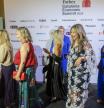 Asistentas justo en la entrada de la gala organizada por Forbes en el Liceu