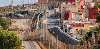 MELILLA, 16/09/2024.- Las Fuerzas y Cuerpos de Seguridad del Estado han reforzado la vigilancia en el perímetro fronterizo entre España y Marruecos en Melilla tras los intentos de entrada irregular que se han producido en Ceuta en las últimas horas, a pesar de que no se ha registrado ningún movimiento por ahora. Fuentes de la Delegación del Gobierno en Melilla han señalado a EFE que la situación en la frontera y sus inmediaciones actualmente es de #{emoji}147;tranquilidad#{emoji}148;, aunque precisan que eso no quiere decir que no se puedan dar intentos en cualquier momento, ya sea saltando la valla, a la carrera por la frontera o vía marítima.EFE/ Giner
