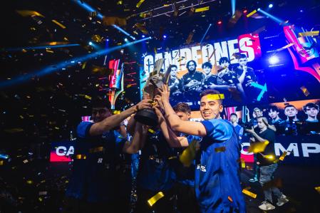 Movistar Riders levanta la copa de la Superliga de League of Legends