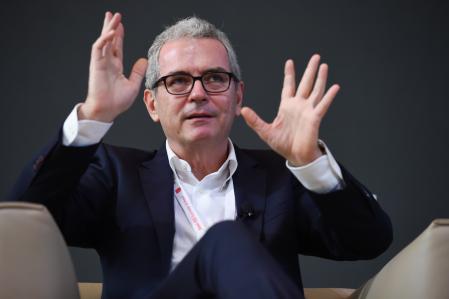 El presidente ejecutivo de Inditex, Pablo Isla, debate junto al presidente de McKinsey Iberia, Alejandro Beltrán en un diálogo titulado 'Liderando la industria textil hacia la sostenibilidad' en el Campus IESE, a 12 de noviembre de 2021, en Madrid, (España). El Instituto de Estudios Superiores de la Empresa (IESE) vuelve a celebrar su Global Alumni Reunion, el evento más importante de la Agrupación de Antiguos Alumnos del IESE. La sostenibilidad será el eje conductor de la conferencia de este año, que se ofrece en un innovador formato híbrido, personalizable e interactivo. NEGOCIOS;GLOBAL ALUMNI REUNION;IESE;SOSTENIBILIDAD;DIRECTIVO;PABLO ISLA;INDITEX;ALEJANDRO BELTRÁN Gustavo Valiente / Europa Press 12/11/2021