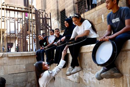 La Reina saludo a un grupo de niños y jóvenes que participan de los talleres de música financiados por la AECID