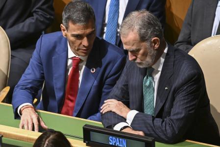 NUEVA YORK, 23/09/2025.- El presidente del Gobierno español, Pedro Sánchez y el rey Felipe VI, asisten a la sesión de apertura del Debate General del 80º período de sesiones de la Asamblea General de Naciones Unidas, este martes en Nueva York.EFE/ Borja Puig De La Bellacasa /Pool Moncloa***SOLO USO EDITORIAL/SOLO DISPONIBLE PARA ILUSTRAR LA NOTICIA QUE ACOMPAÑA (CRÉDITO OBLIGATORIO)***