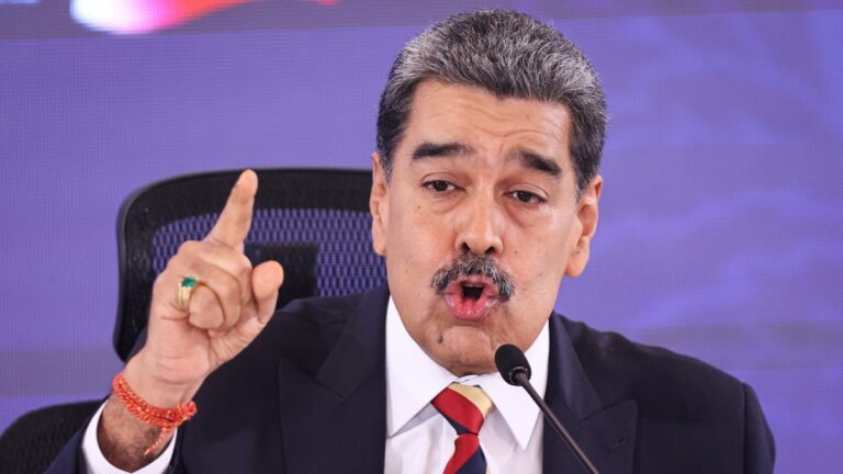 Maduro advierte a Estados Unidos: “Si Venezuela fuera agredida, pasaría a la lucha armada”