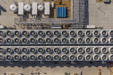 Detalles de una parte de las torres de refrigeración del complejo de datos de IA