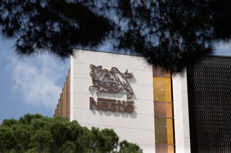 Fachada de la sede de Nestlé España, a 27 de mayo de 2024, en Esplugues de Llobregat, Barcelona, Catalunya (España). Nestlé España invertirá 22 millones en la construcción de una segunda caldera de biomasa de su fábrica de café en Girona que entrará en funcionamiento en 2025 y que, unida a la ya existente, permitirá evitar más de 18.000 toneladas de CO2. En esta planta de Girona se elabora el café soluble Nescafé y cápsulas Nescafé Dolce Gusto y el año pasado se generaron 52.000 toneladas de posos de café; en estas instalaciones ya funciona una primera caldera que funciona desde 2020 y que supuso una inversión de 17 millones.
