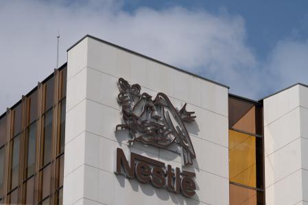 Fachada de la sede de Nestlé España, a 27 de mayo de 2024, en Esplugues de Llobregat, Barcelona, Catalunya (España). Nestlé España invertirá 22 millones en la construcción de una segunda caldera de biomasa de su fábrica de café en Girona que entrará en funcionamiento en 2025 y que, unida a la ya existente, permitirá evitar más de 18.000 toneladas de CO2. En esta planta de Girona se elabora el café soluble Nescafé y cápsulas Nescafé Dolce Gusto y el año pasado se generaron 52.000 toneladas de posos de café; en estas instalaciones ya funciona una primera caldera que funciona desde 2020 y que supuso una inversión de 17 millones.