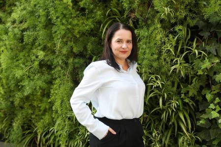 Raquel Quelart presenta y dirige el podcast 'Bolsillo' de La Vanguardia