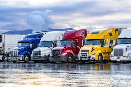 Varias cabezas tractoras de camión típicas de los Estados Unidos
