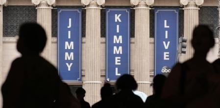 Paseantes frente al estudio de Jimmy Kimmel Live en Hollywood Boulevard
(Chris Pizzello / Ap-LaPresse)