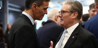 El presidente del Gobierno, Pedro Sánchez, conversa con el primer ministro de Reino Unido, Keir Starmer, durante la cumbre de la Comunidad Política Europea, a 16 de mayo de 2025, en Tirana (Albania).